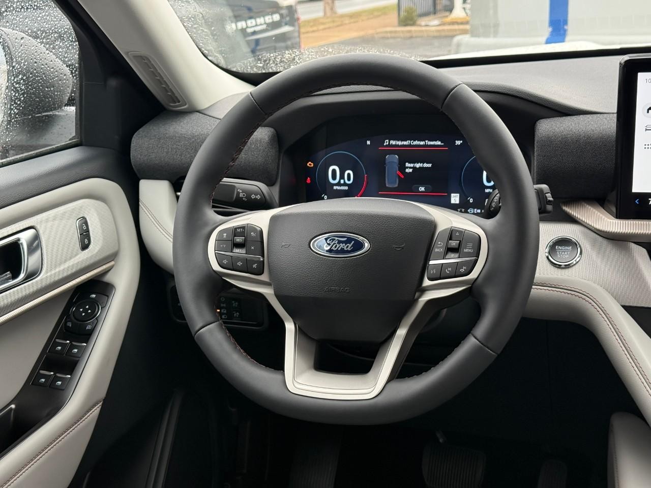 Ford Explorer Vehicle Full-screen Gallery Image 08