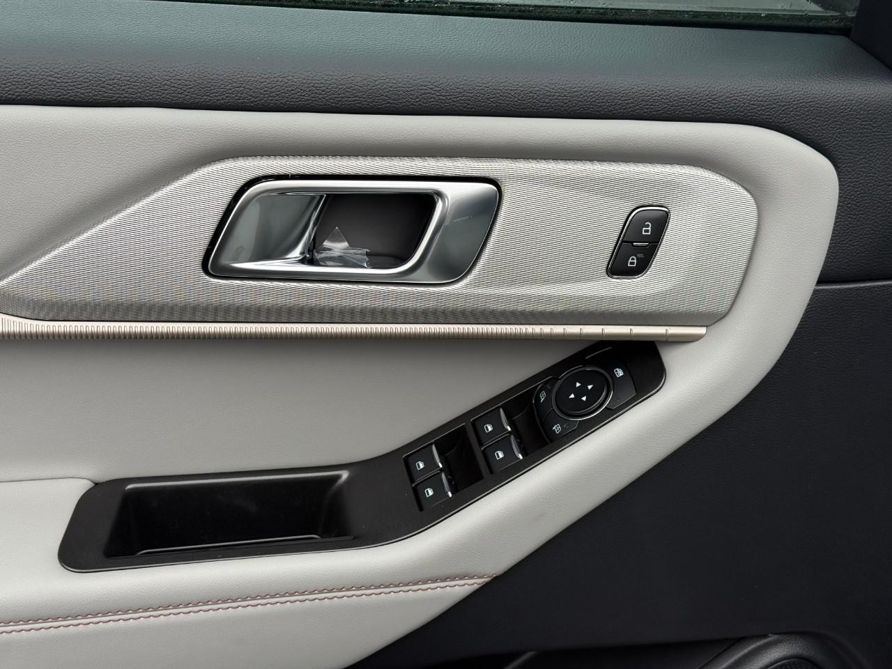 Ford Explorer Vehicle Full-screen Gallery Image 11