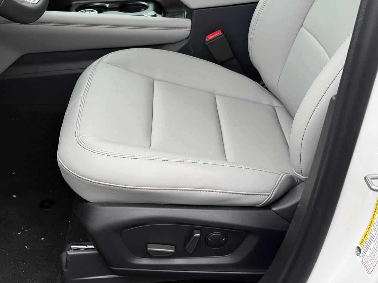 Ford Explorer Vehicle Full-screen Gallery Image 12