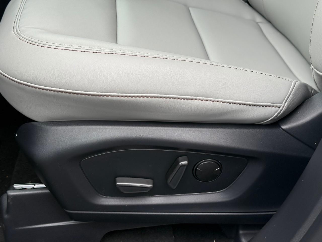 Ford Explorer Vehicle Full-screen Gallery Image 13