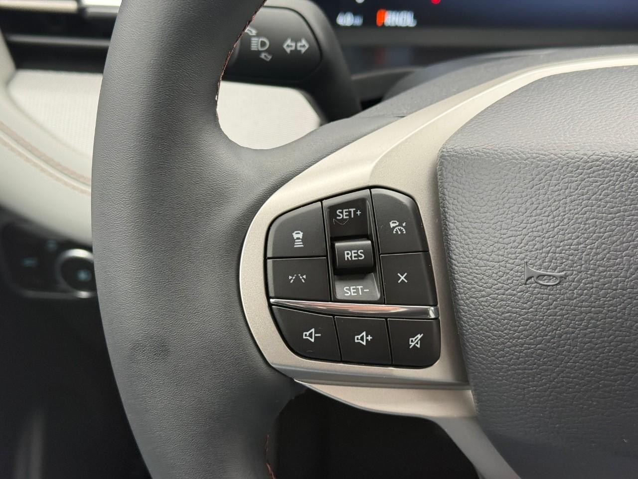 Ford Explorer Vehicle Full-screen Gallery Image 14