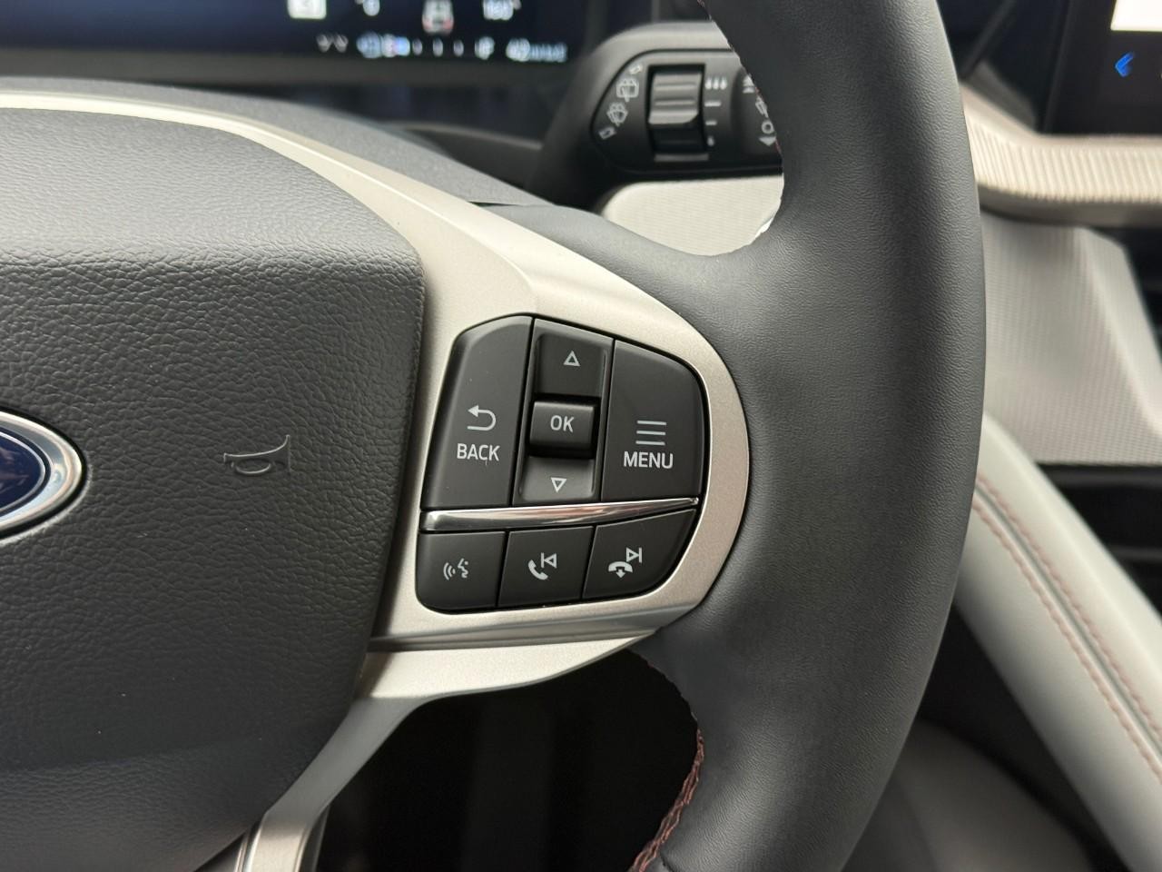 Ford Explorer Vehicle Full-screen Gallery Image 15