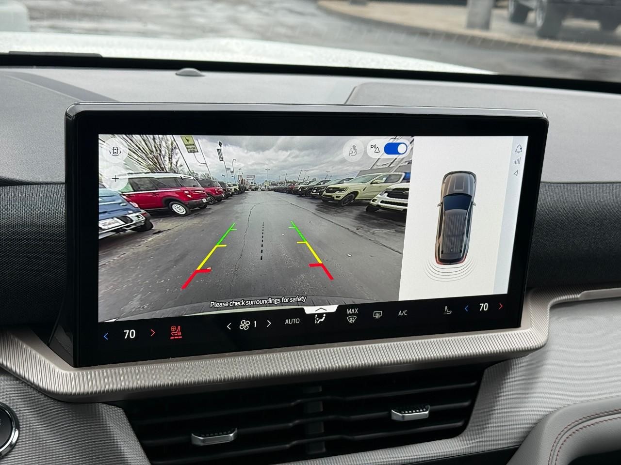 Ford Explorer Vehicle Full-screen Gallery Image 17