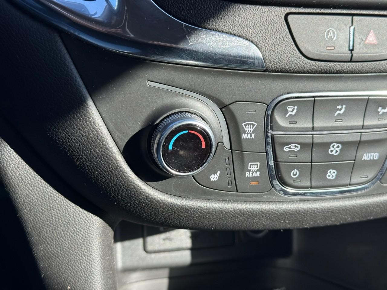 Chevrolet Equinox Vehicle Full-screen Gallery Image 15