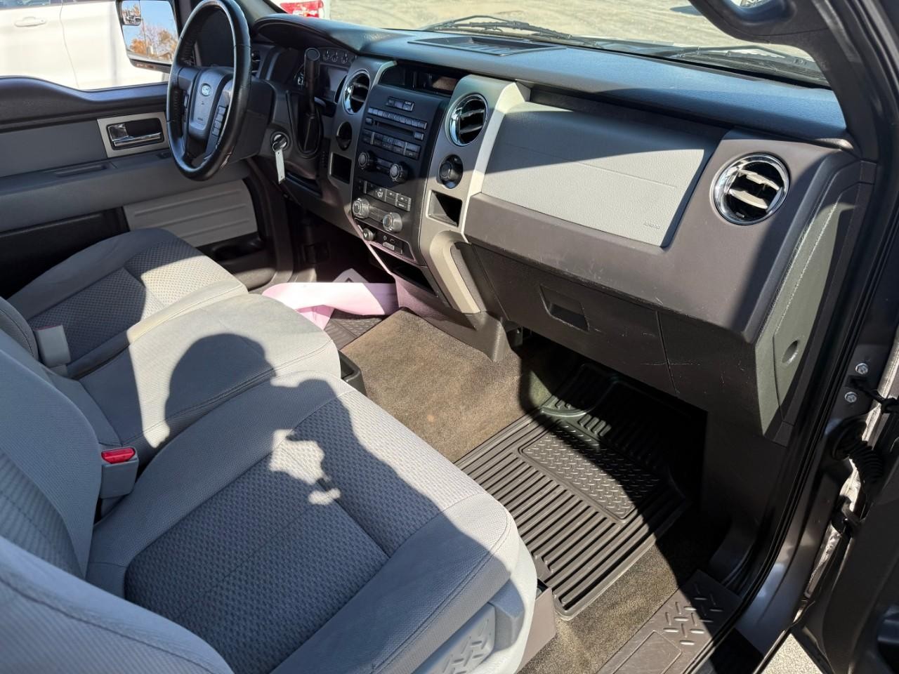 Ford F-150 Vehicle Full-screen Gallery Image 06