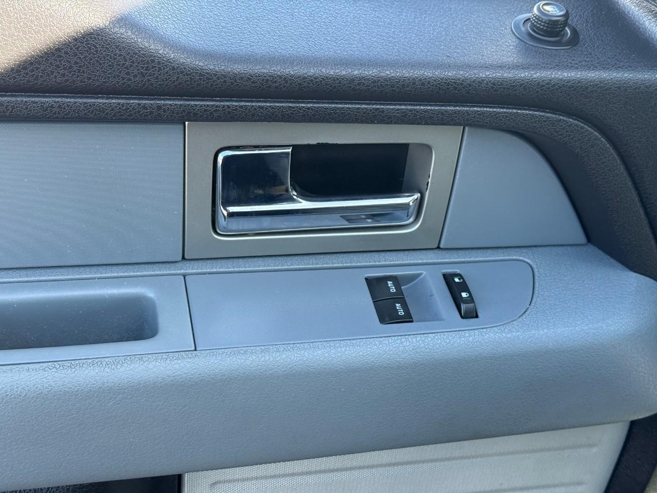 Ford F-150 Vehicle Full-screen Gallery Image 07