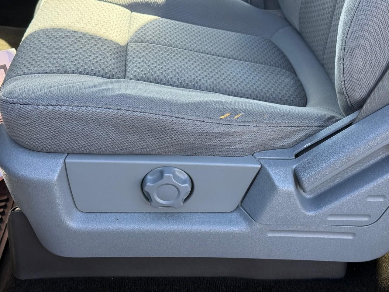 Ford F-150 Vehicle Full-screen Gallery Image 09