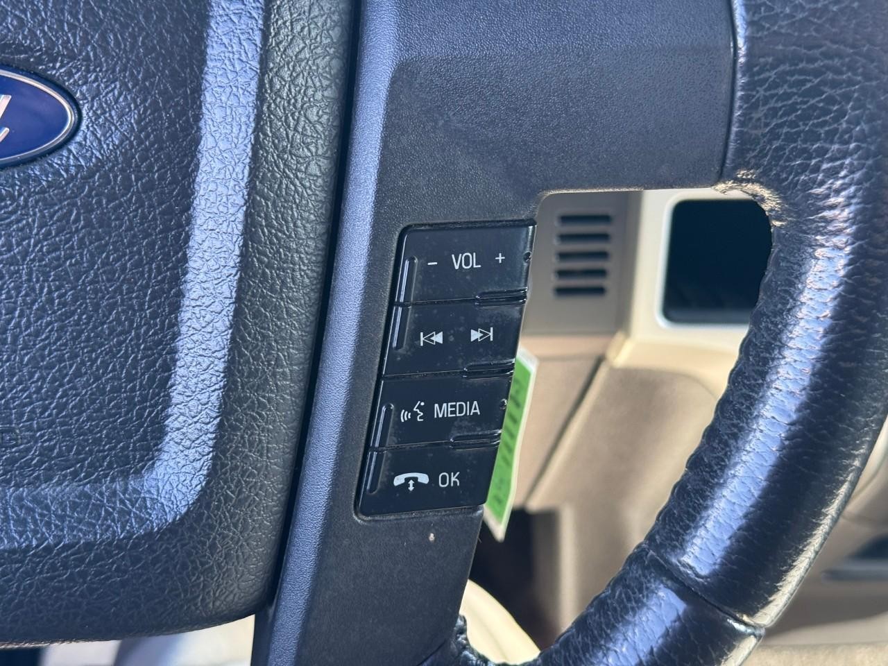 Ford F-150 Vehicle Full-screen Gallery Image 11