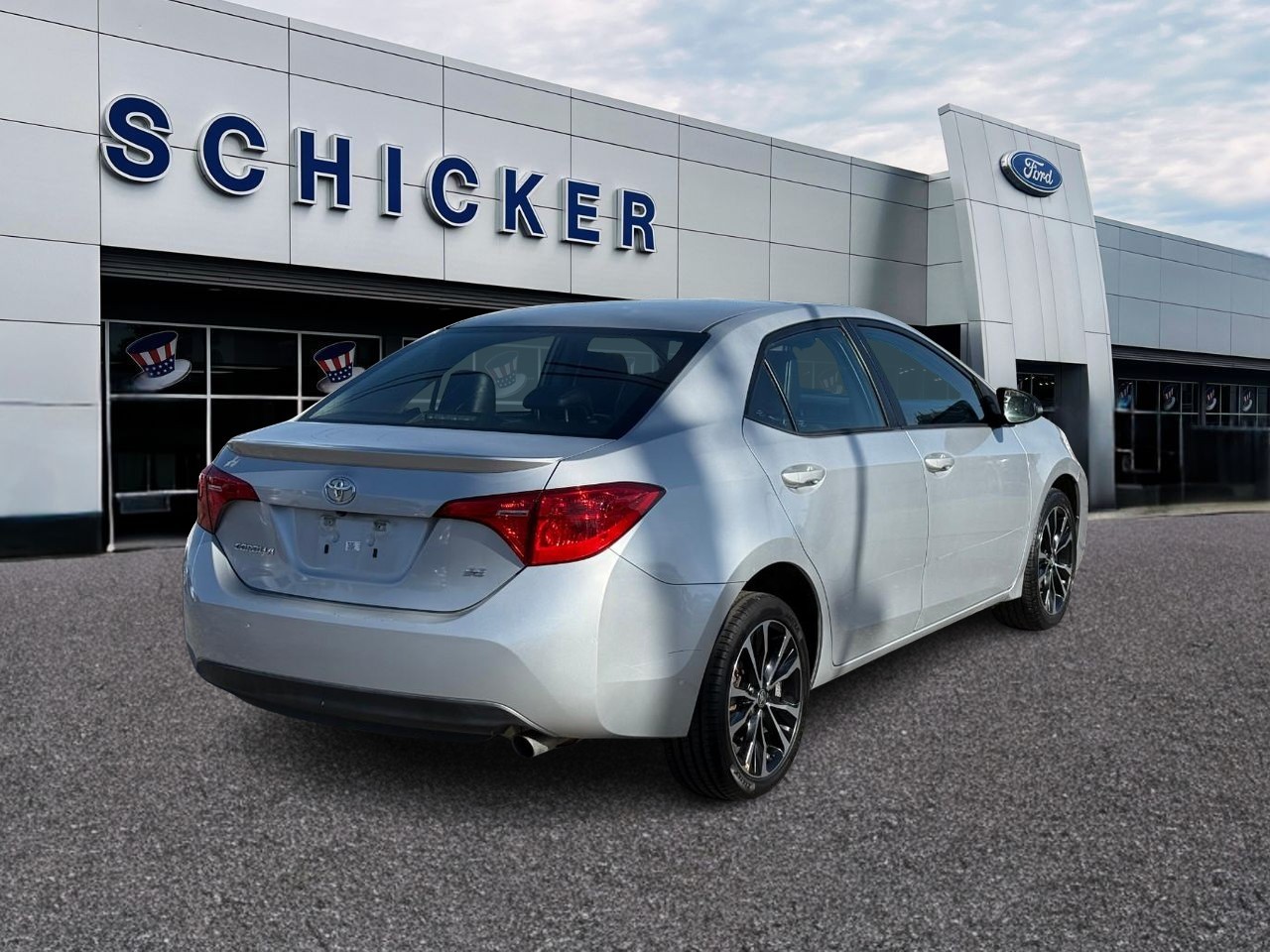 Toyota Corolla Vehicle Full-screen Gallery Image 02