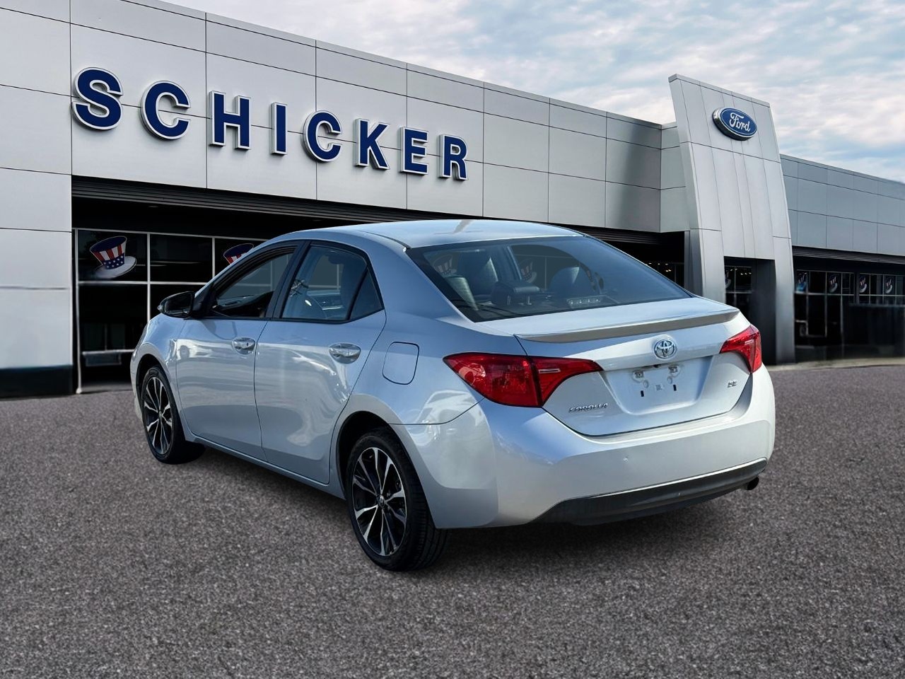 Toyota Corolla Vehicle Full-screen Gallery Image 03