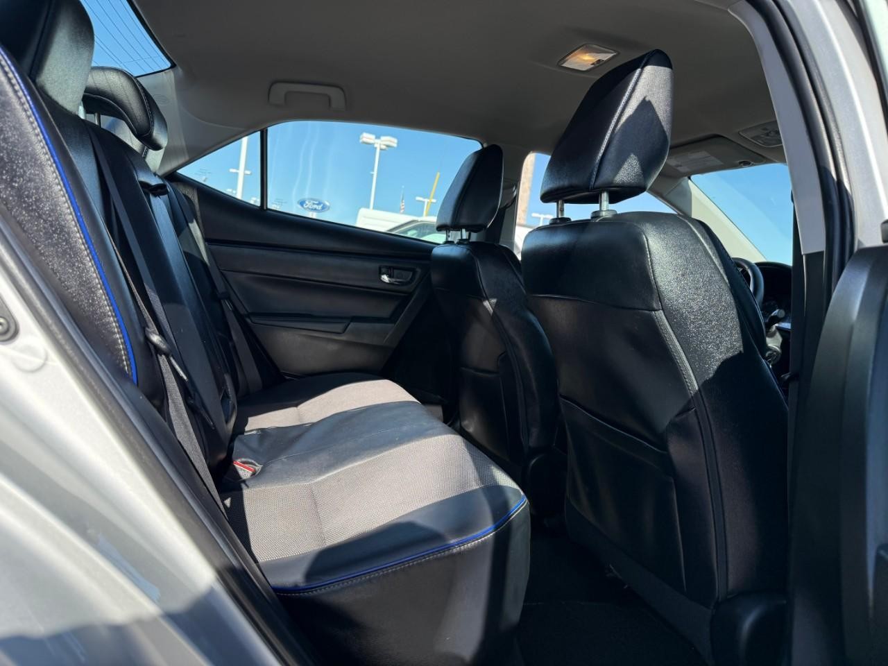 Toyota Corolla Vehicle Full-screen Gallery Image 05