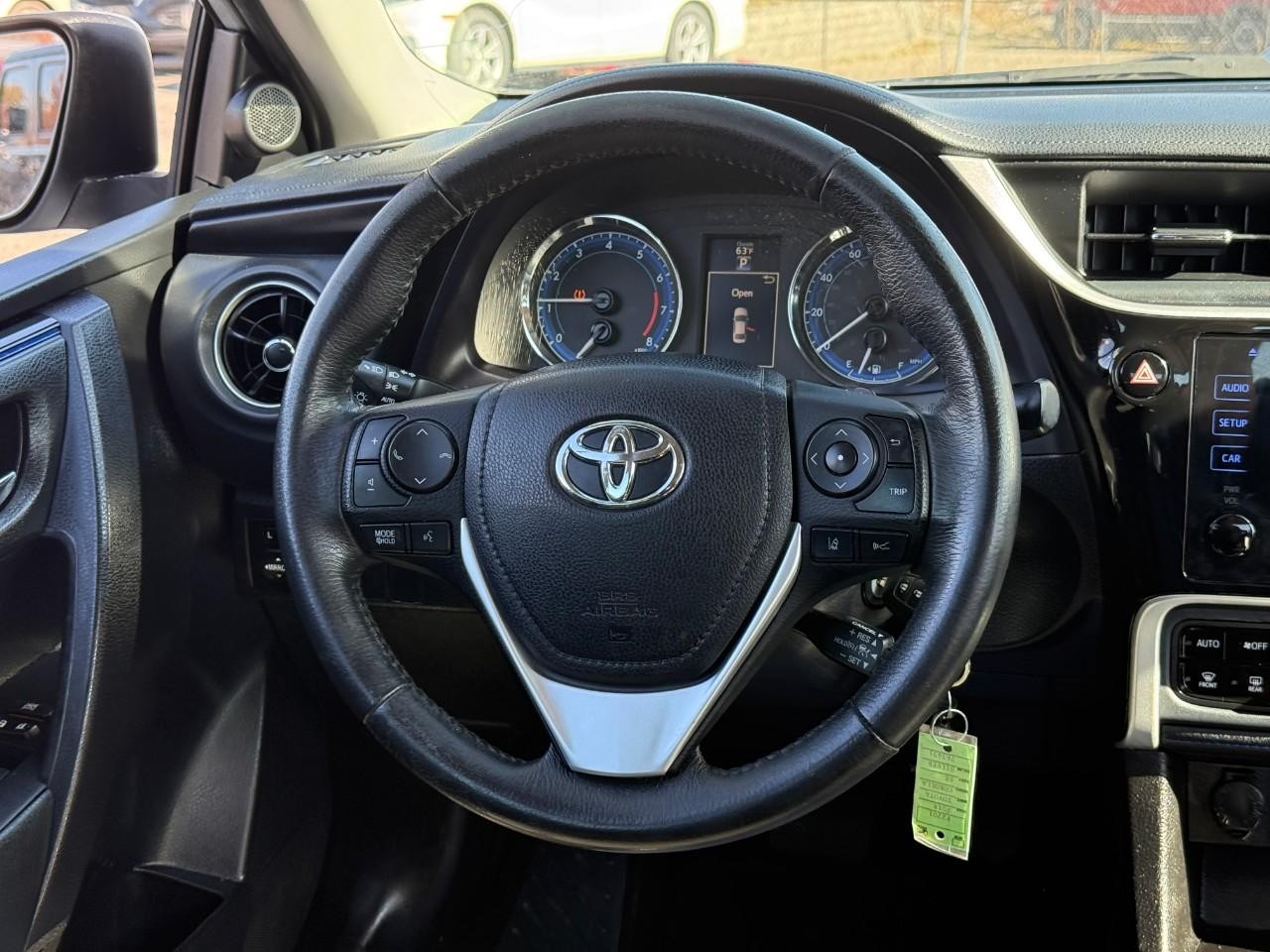 Toyota Corolla Vehicle Full-screen Gallery Image 07