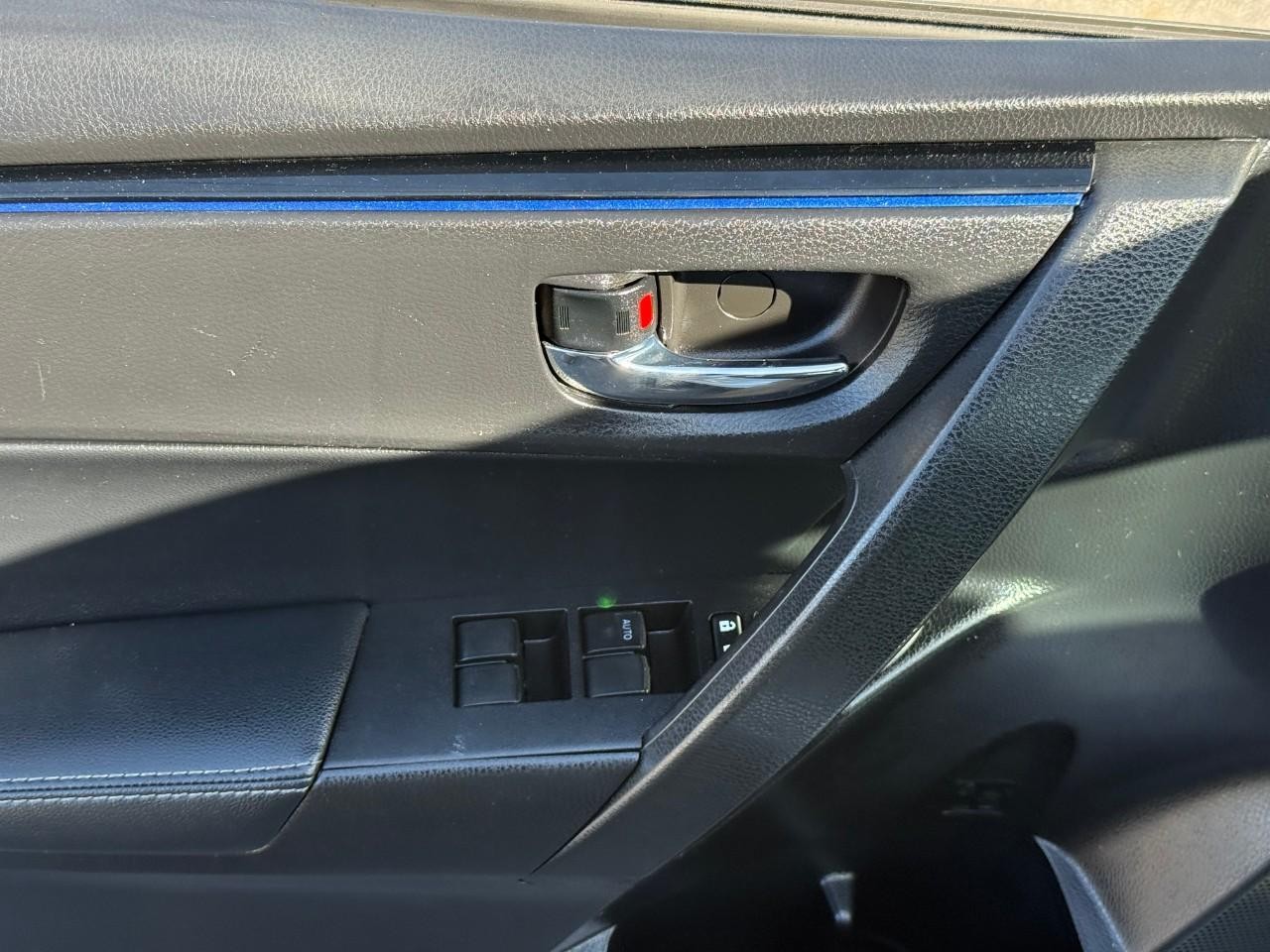 Toyota Corolla Vehicle Full-screen Gallery Image 10