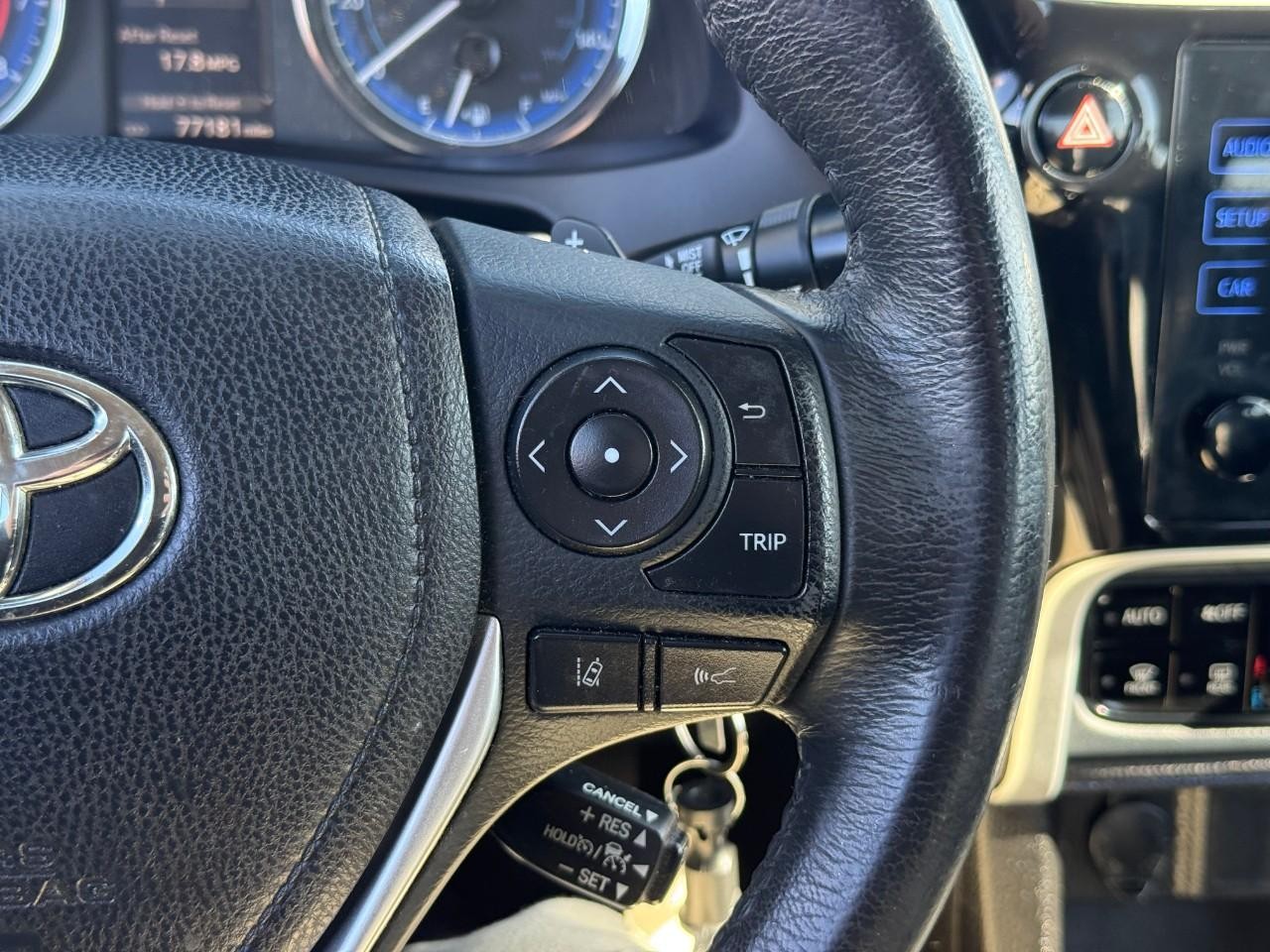 Toyota Corolla Vehicle Full-screen Gallery Image 14