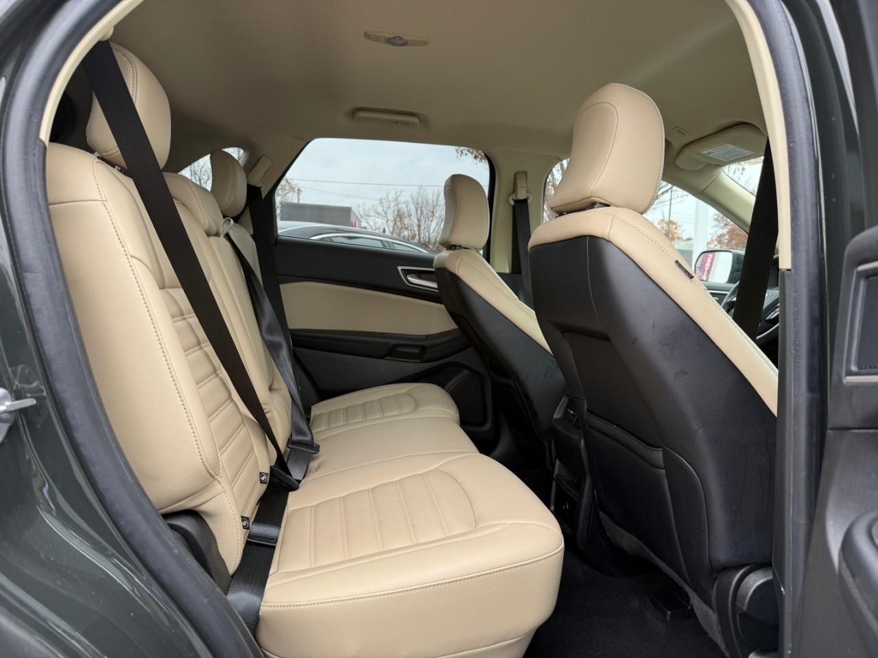 Ford Edge Vehicle Full-screen Gallery Image 10