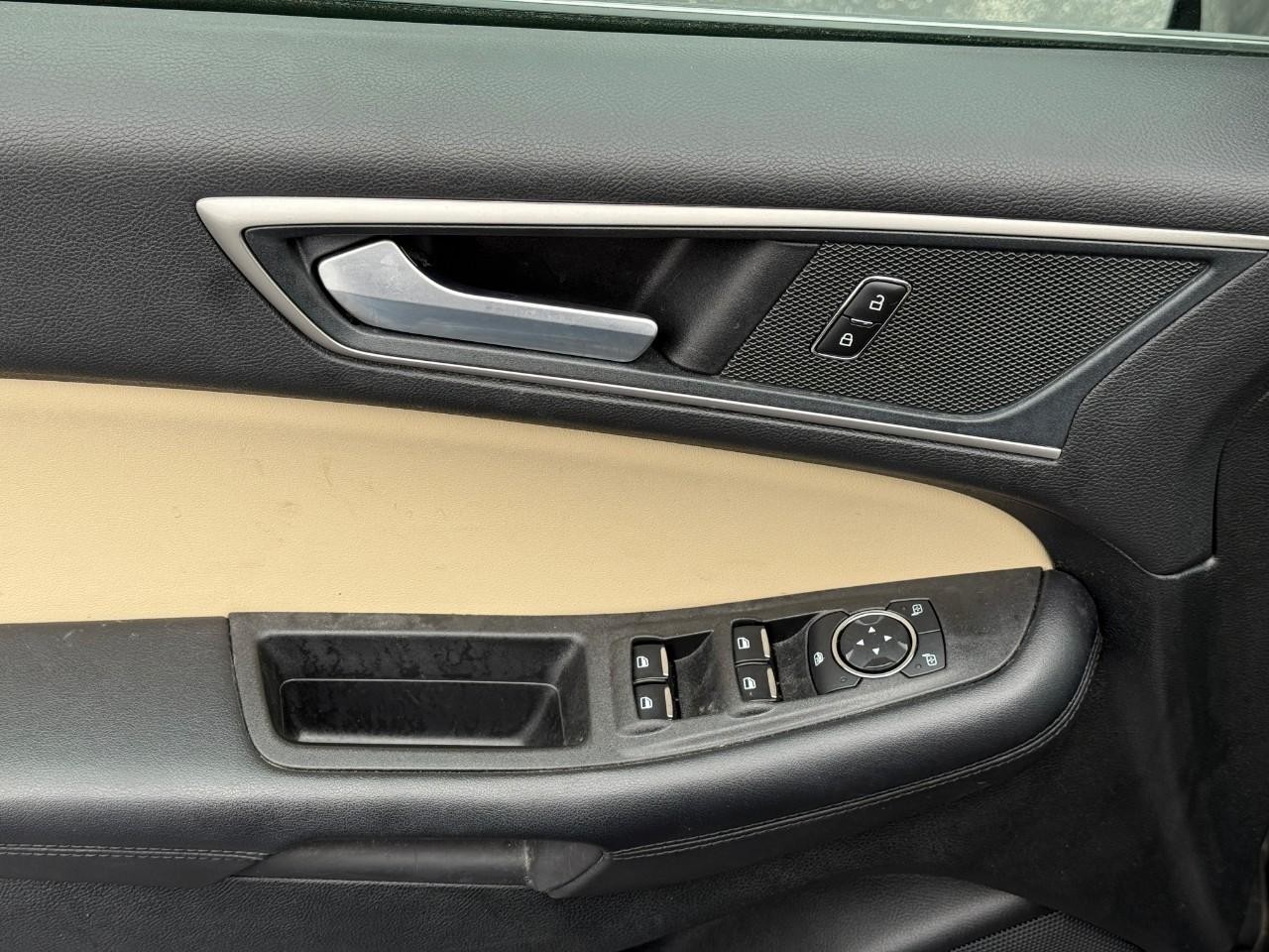 Ford Edge Vehicle Full-screen Gallery Image 15