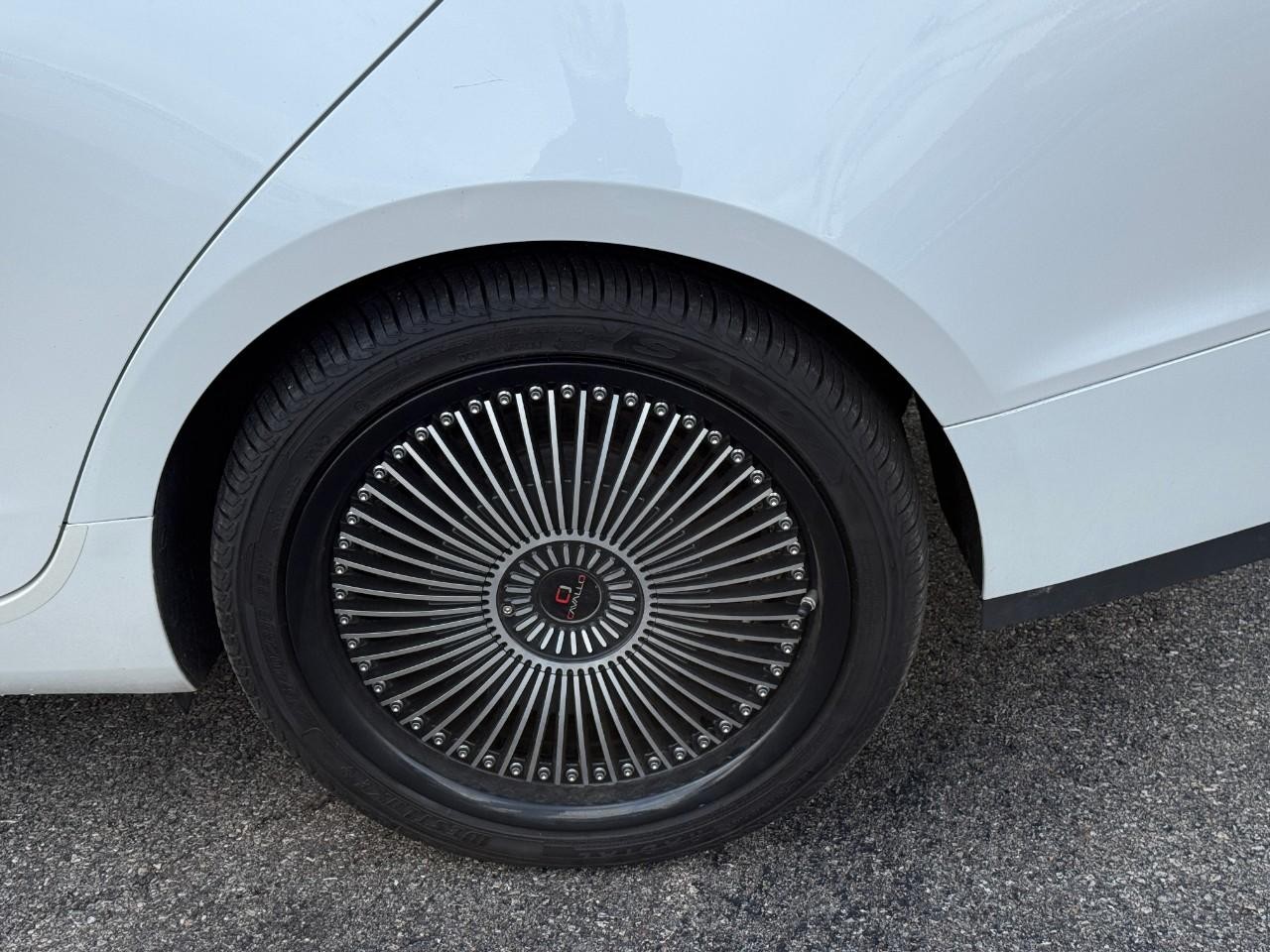 Cadillac ATS Sedan Vehicle Full-screen Gallery Image 09