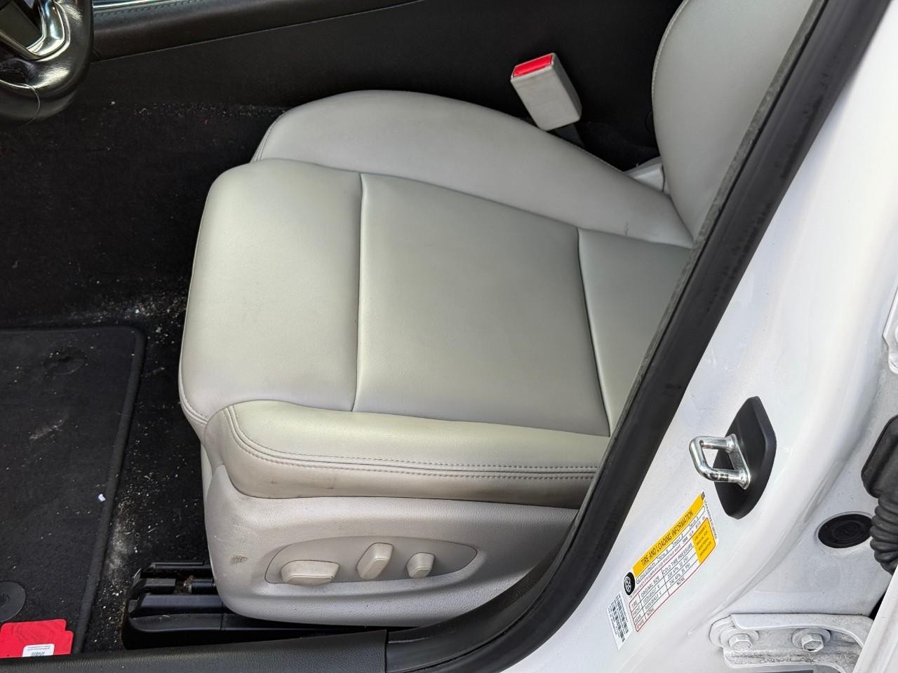 Cadillac ATS Sedan Vehicle Full-screen Gallery Image 13