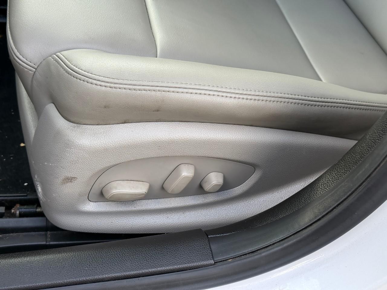 Cadillac ATS Sedan Vehicle Full-screen Gallery Image 14