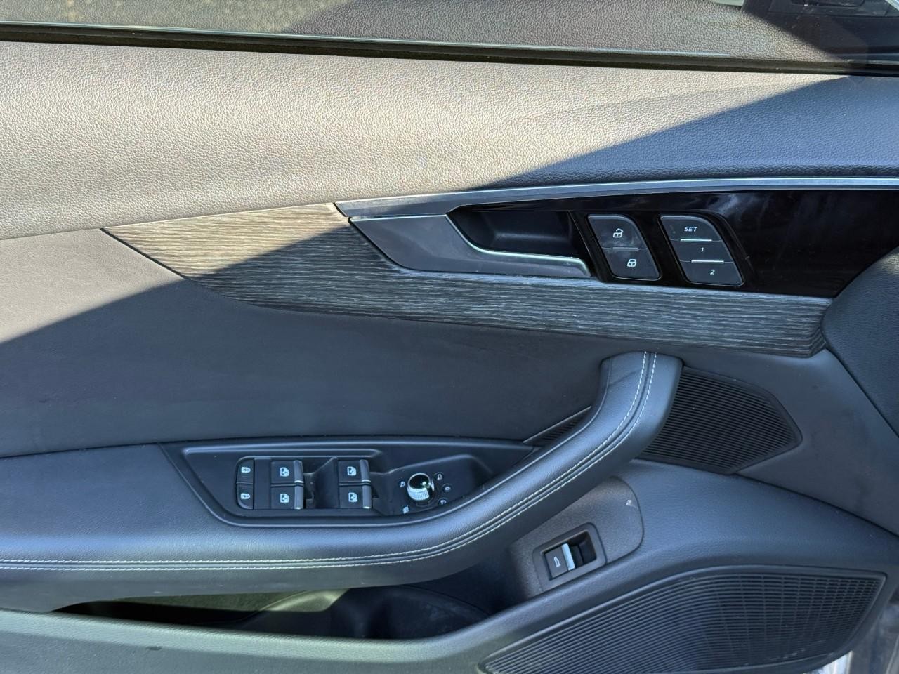 Audi A4 Sedan Vehicle Full-screen Gallery Image 16