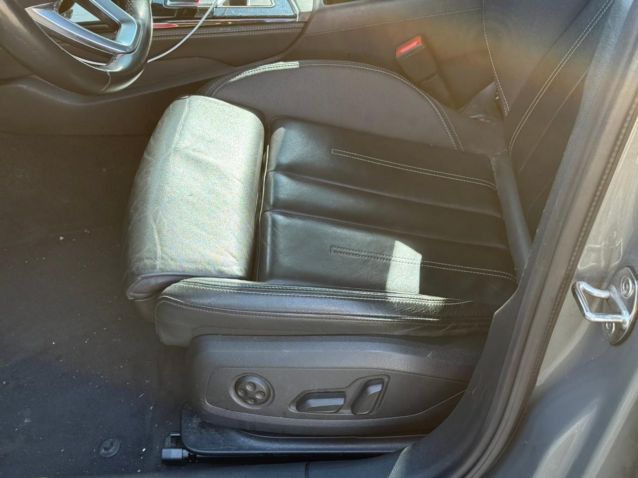 Audi A4 Sedan Vehicle Full-screen Gallery Image 18