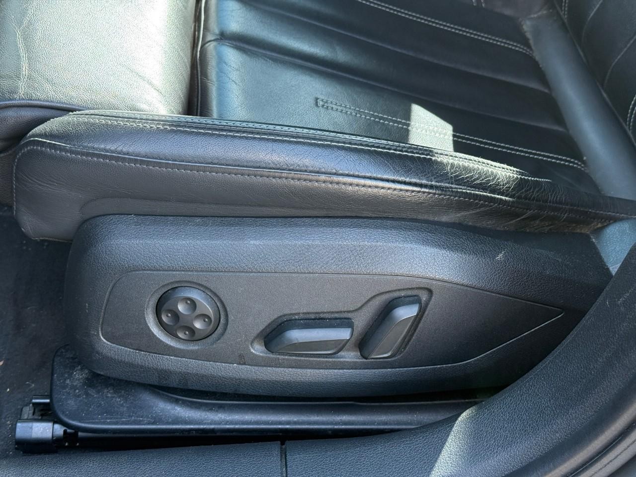 Audi A4 Sedan Vehicle Full-screen Gallery Image 19