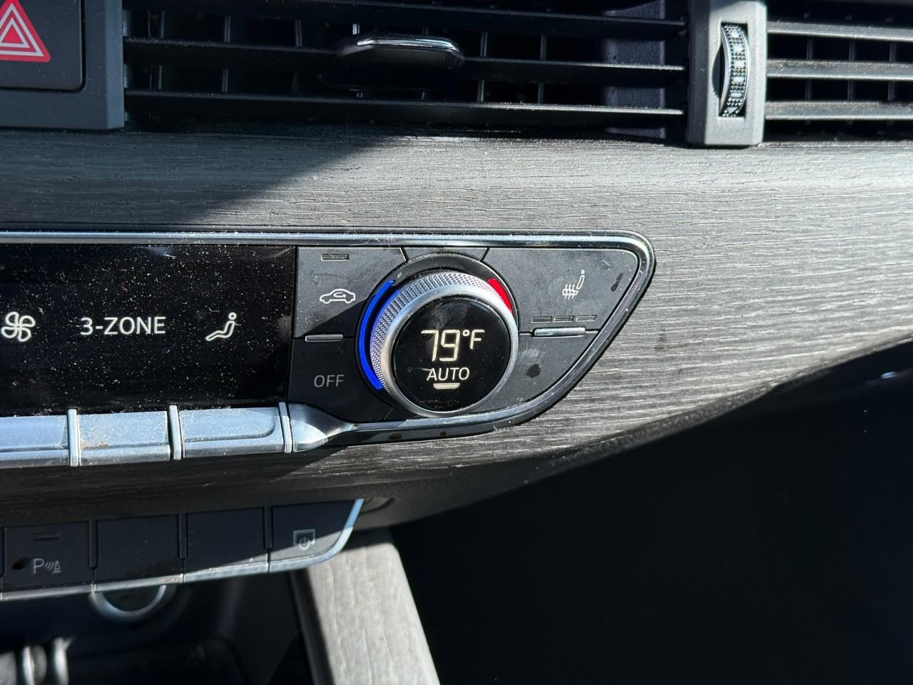 Audi A4 Sedan Vehicle Full-screen Gallery Image 23