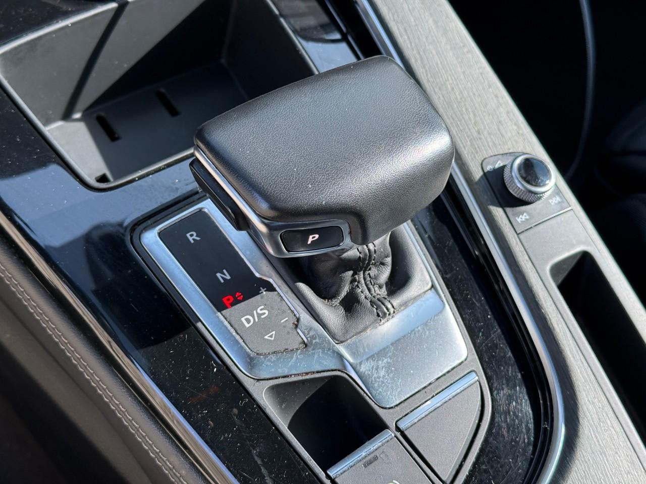 Audi A4 Sedan Vehicle Full-screen Gallery Image 24