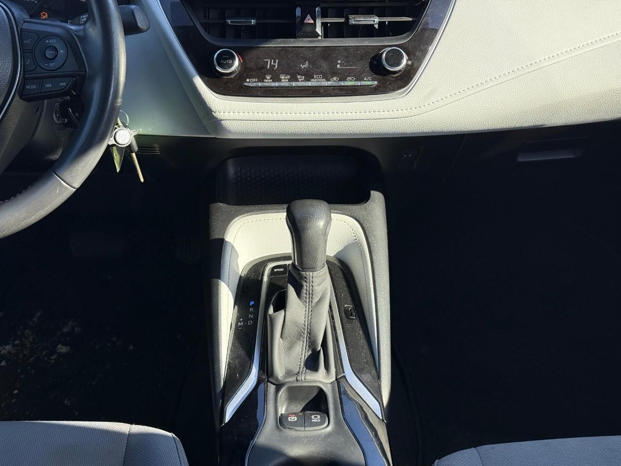 Toyota Corolla Vehicle Full-screen Gallery Image 13