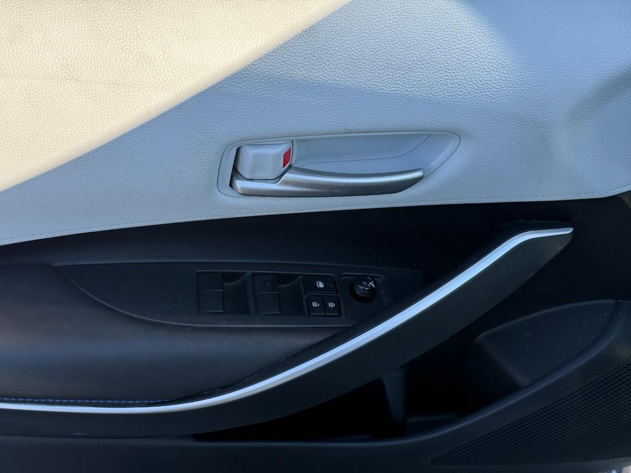 Toyota Corolla Vehicle Full-screen Gallery Image 14