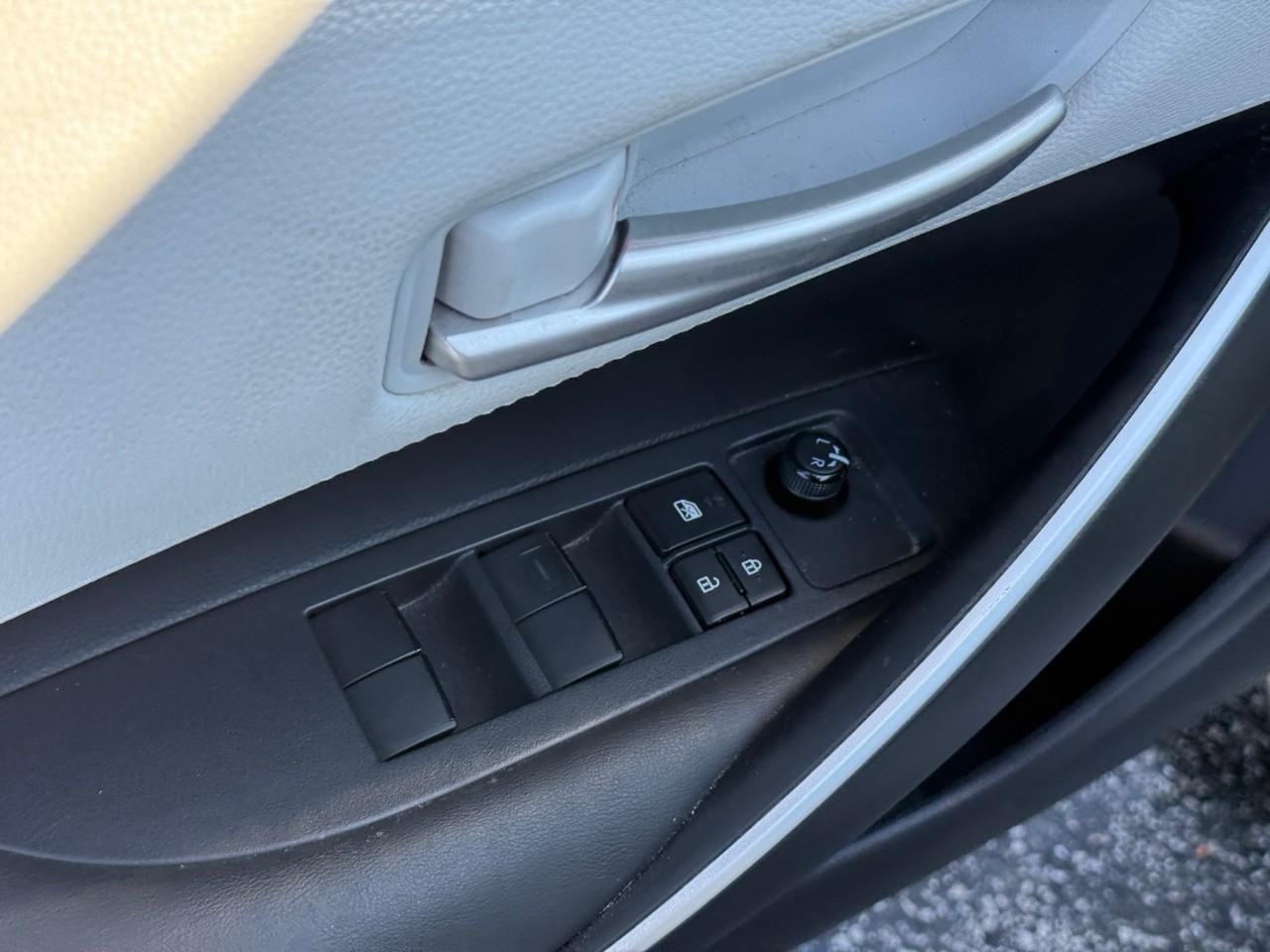 Toyota Corolla Vehicle Full-screen Gallery Image 15