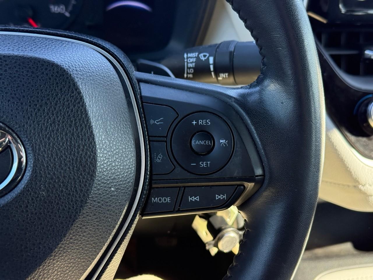 Toyota Corolla Vehicle Full-screen Gallery Image 19