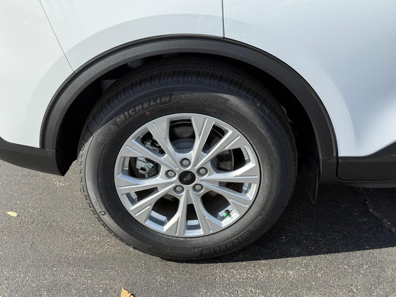 Ford Escape Vehicle Full-screen Gallery Image 04