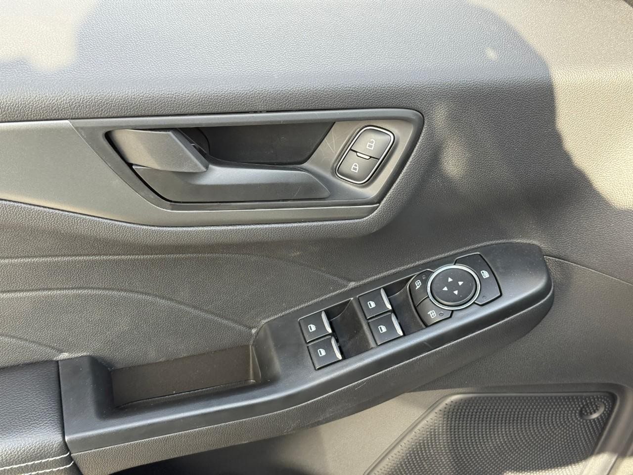 Ford Escape Vehicle Full-screen Gallery Image 11