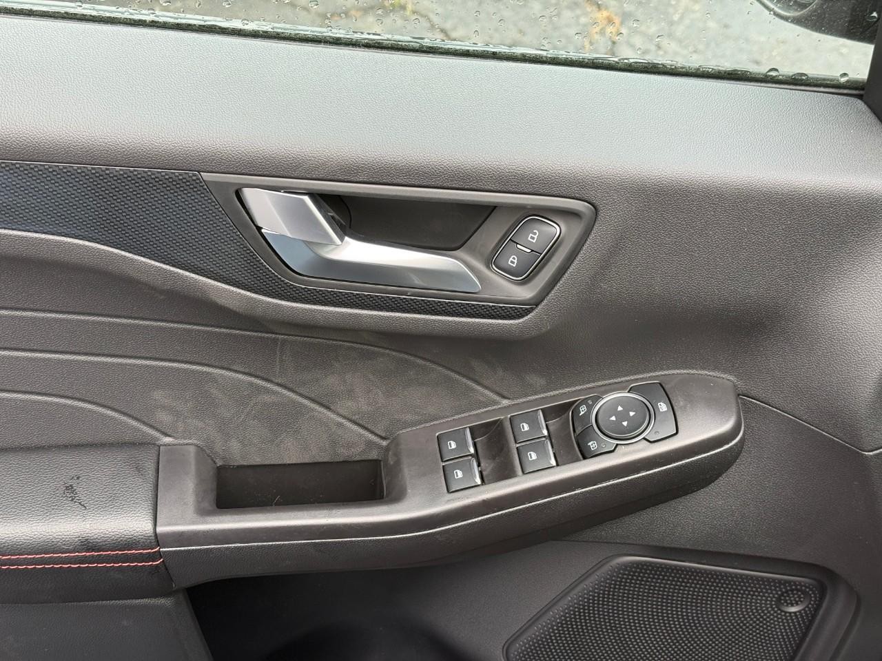 Ford Escape Vehicle Full-screen Gallery Image 11