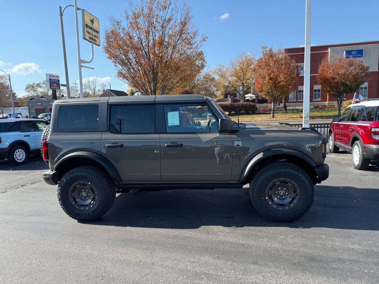 Ford Bronco Vehicle Full-screen Gallery Image 02