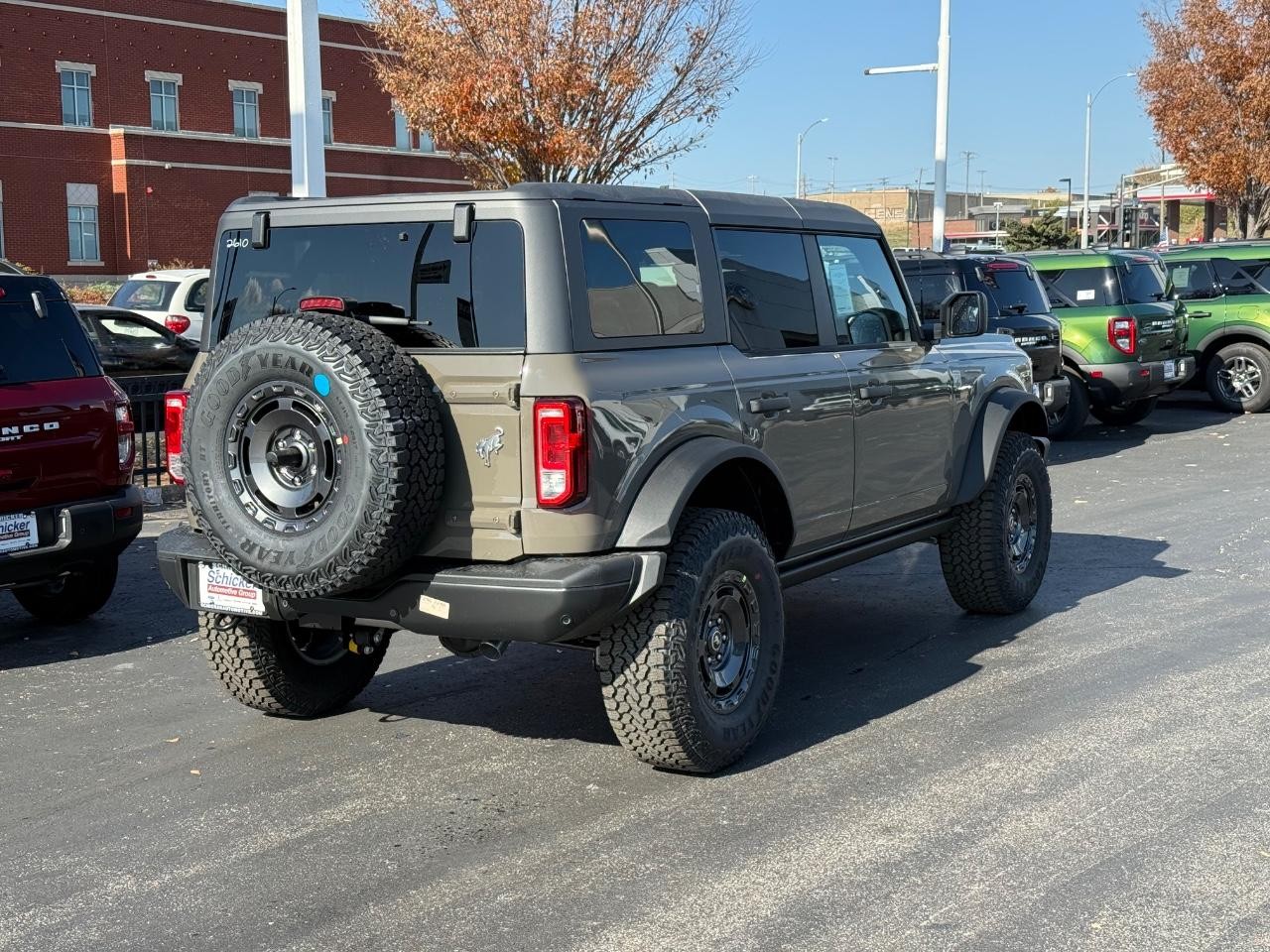 Ford Bronco Vehicle Full-screen Gallery Image 03