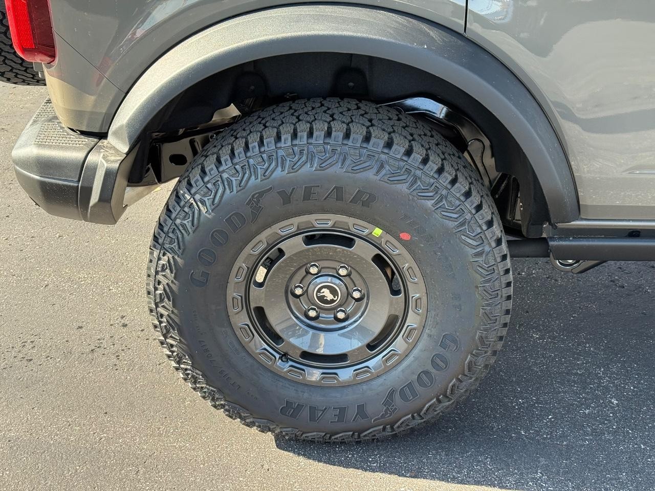 Ford Bronco Vehicle Full-screen Gallery Image 05