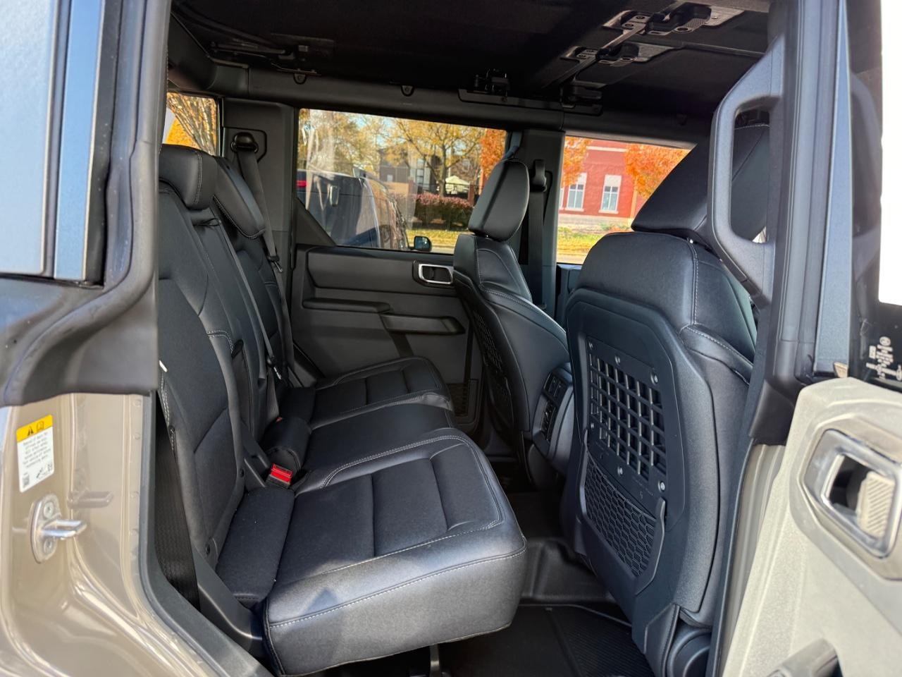 Ford Bronco Vehicle Full-screen Gallery Image 06