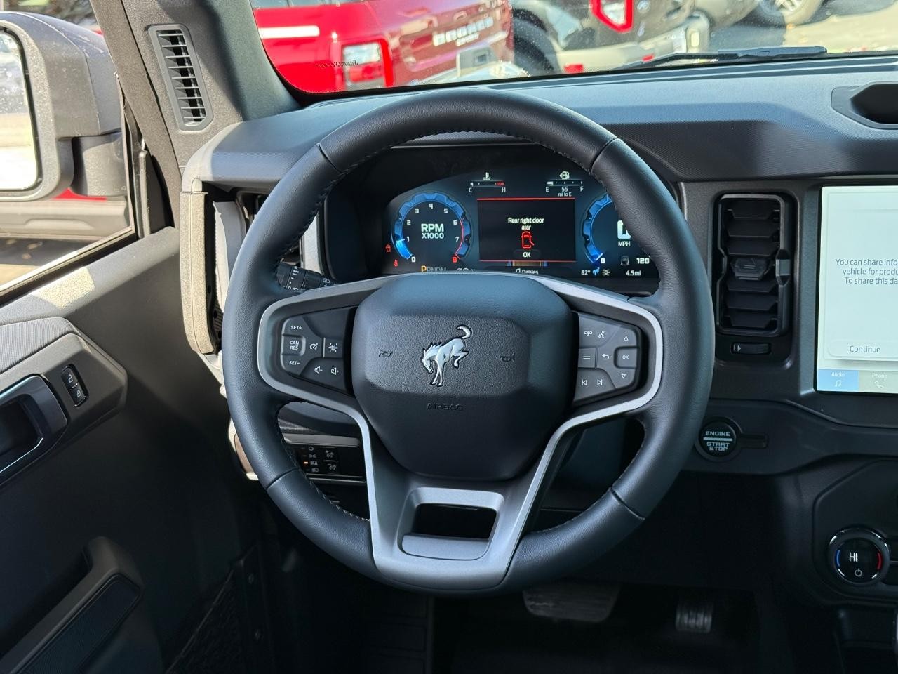 Ford Bronco Vehicle Full-screen Gallery Image 07