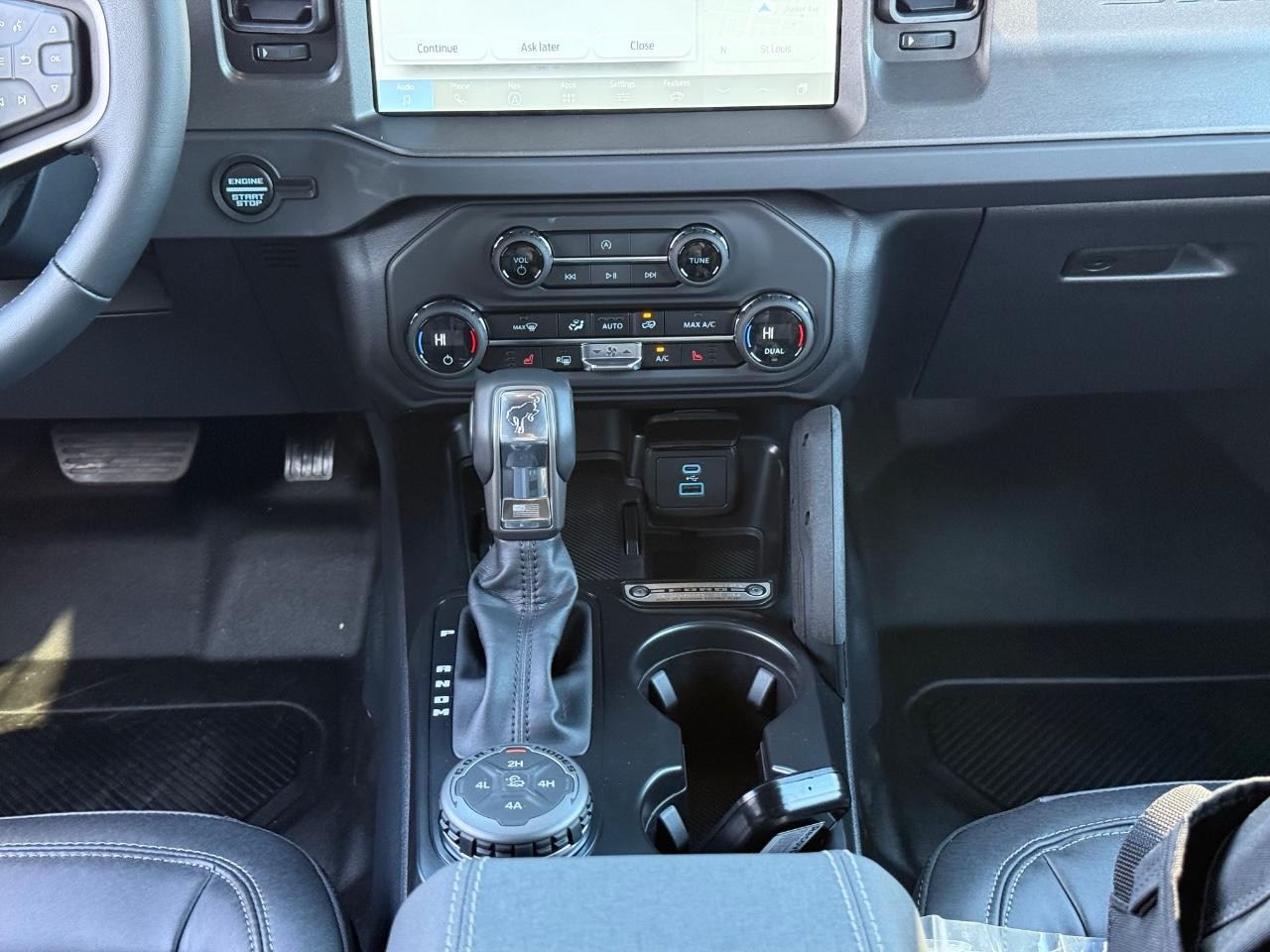 Ford Bronco Vehicle Full-screen Gallery Image 09