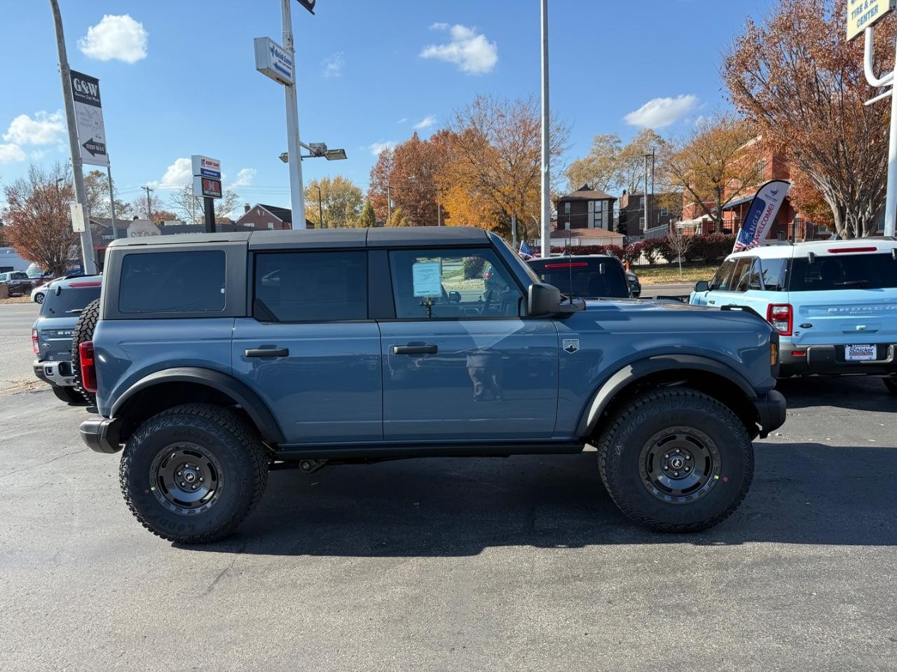 Ford Bronco Vehicle Full-screen Gallery Image 02