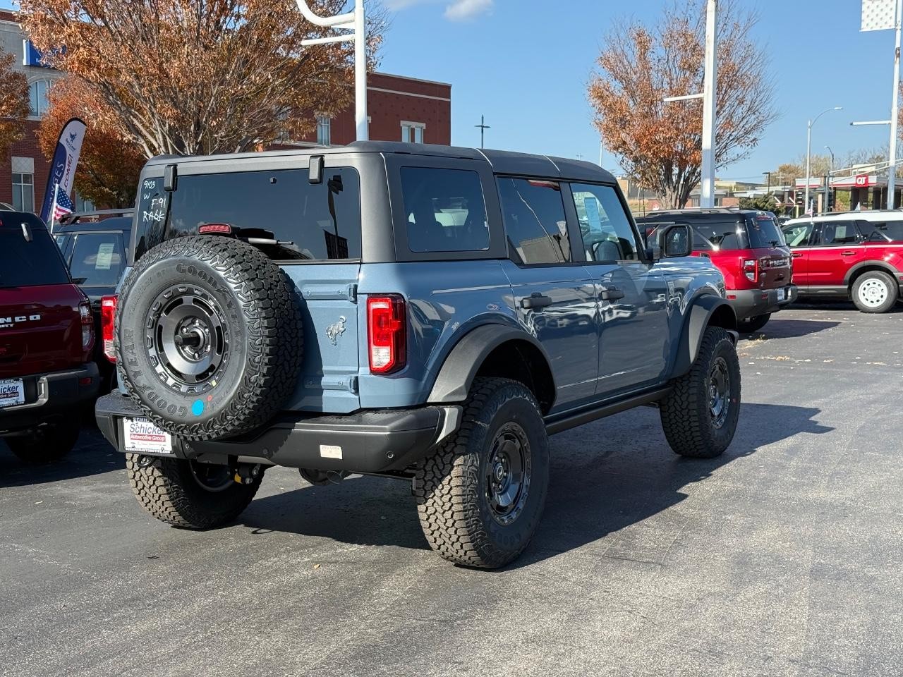 Ford Bronco Vehicle Full-screen Gallery Image 03