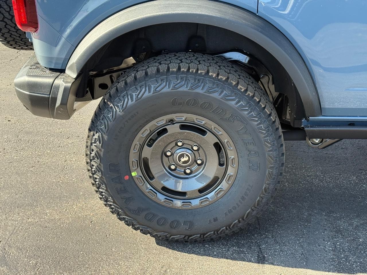 Ford Bronco Vehicle Full-screen Gallery Image 04