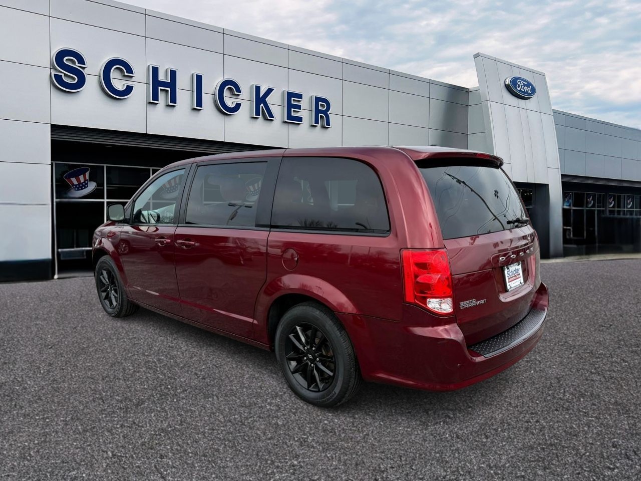 Dodge Grand Caravan Vehicle Full-screen Gallery Image 03