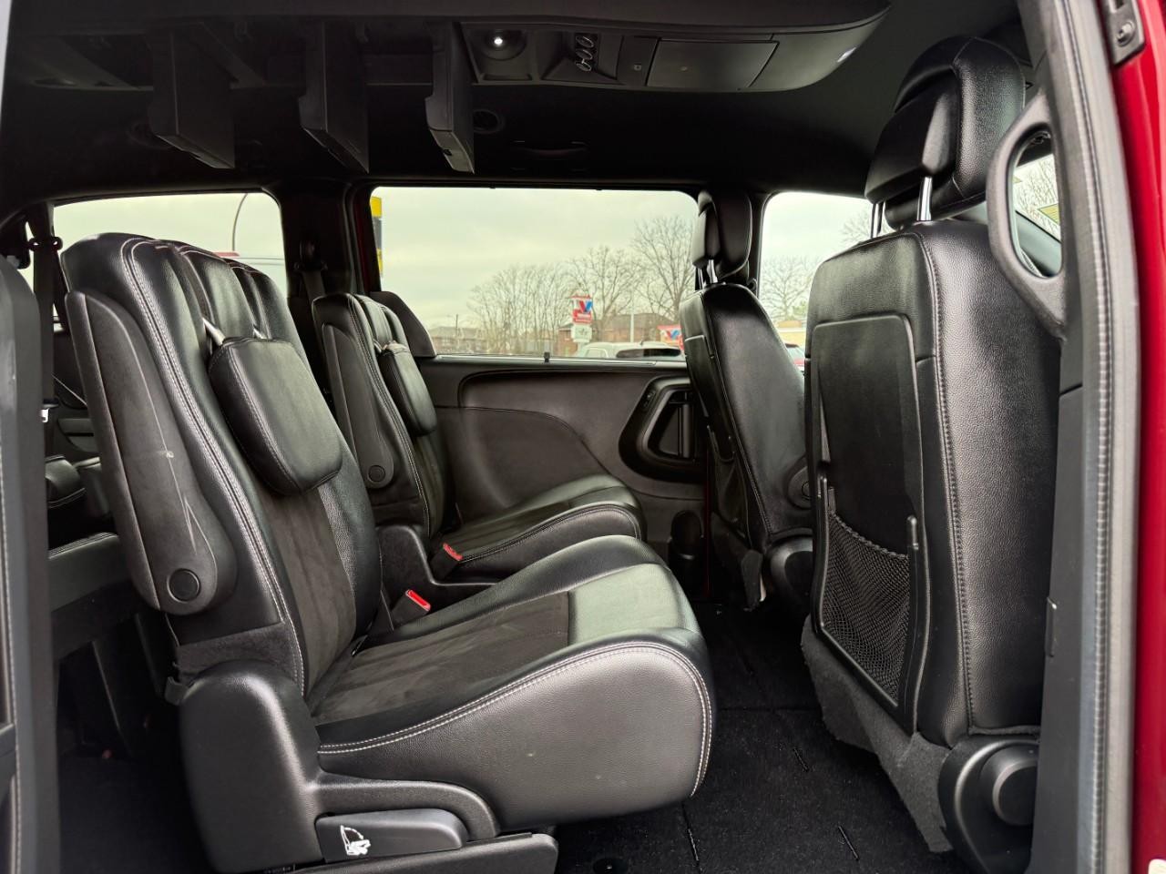 Dodge Grand Caravan Vehicle Full-screen Gallery Image 10