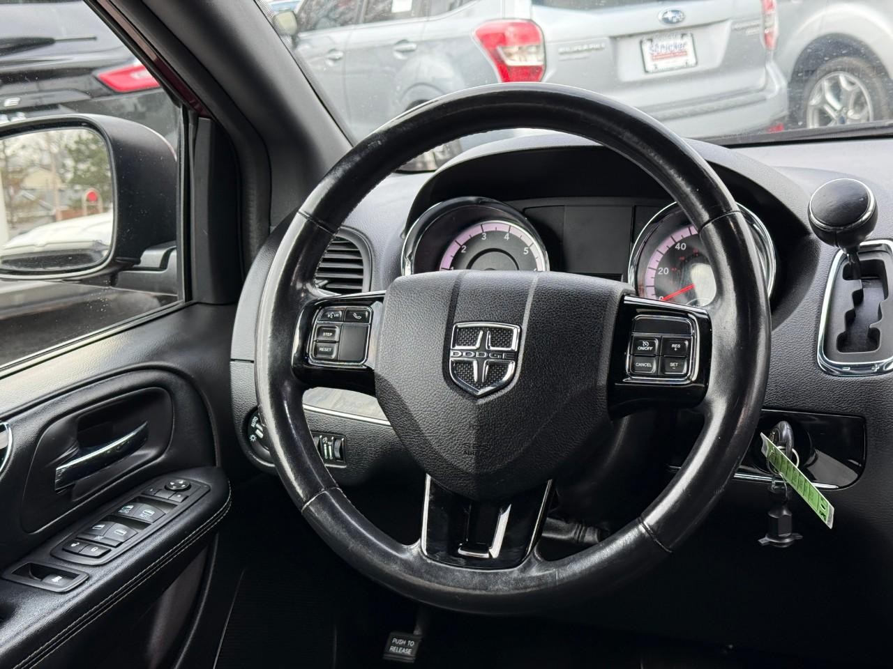 Dodge Grand Caravan Vehicle Full-screen Gallery Image 12