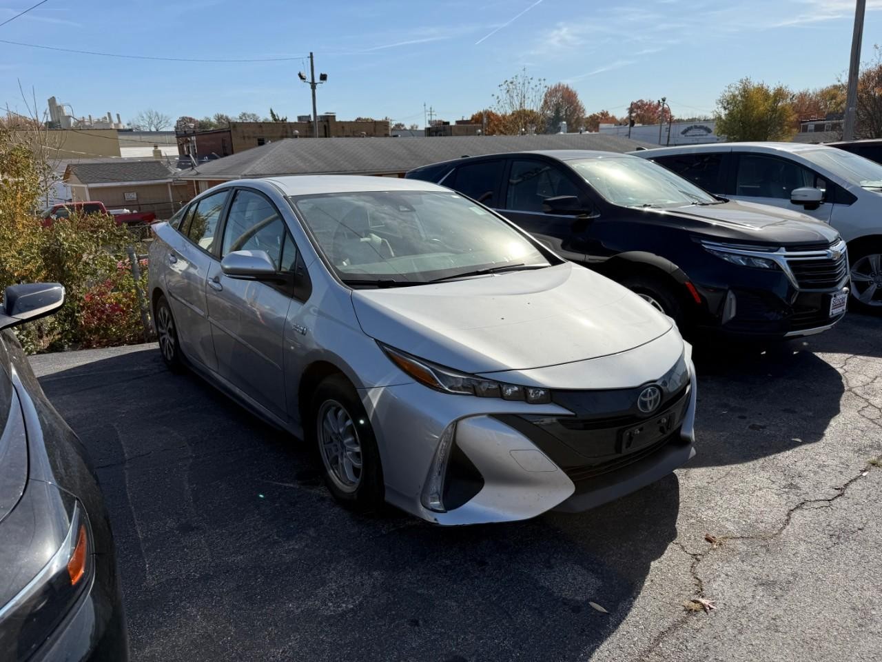 Toyota Prius Prime Vehicle Full-screen Gallery Image 06