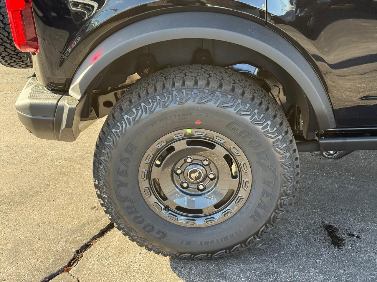 Ford Bronco Vehicle Full-screen Gallery Image 04