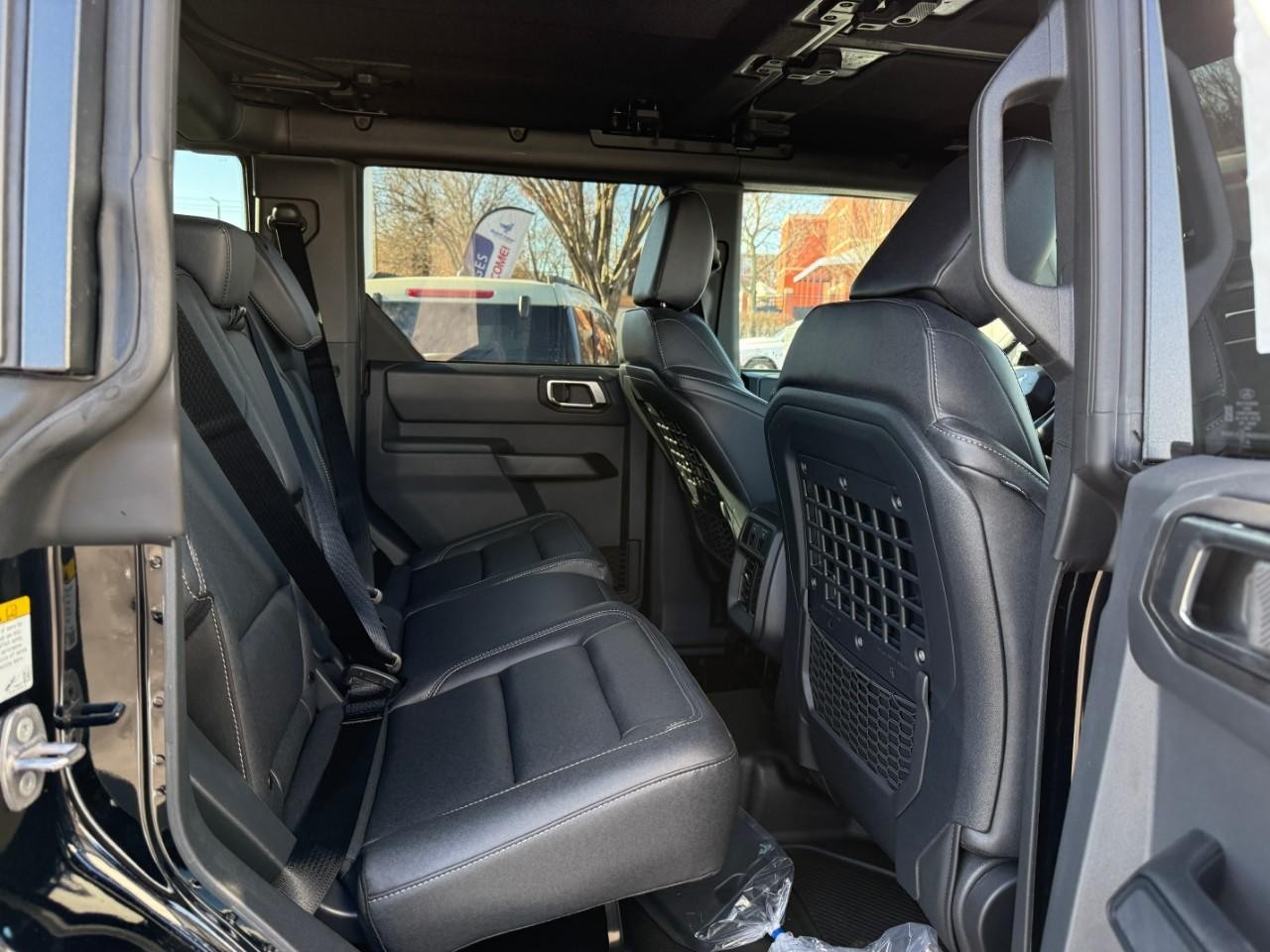 Ford Bronco Vehicle Full-screen Gallery Image 05